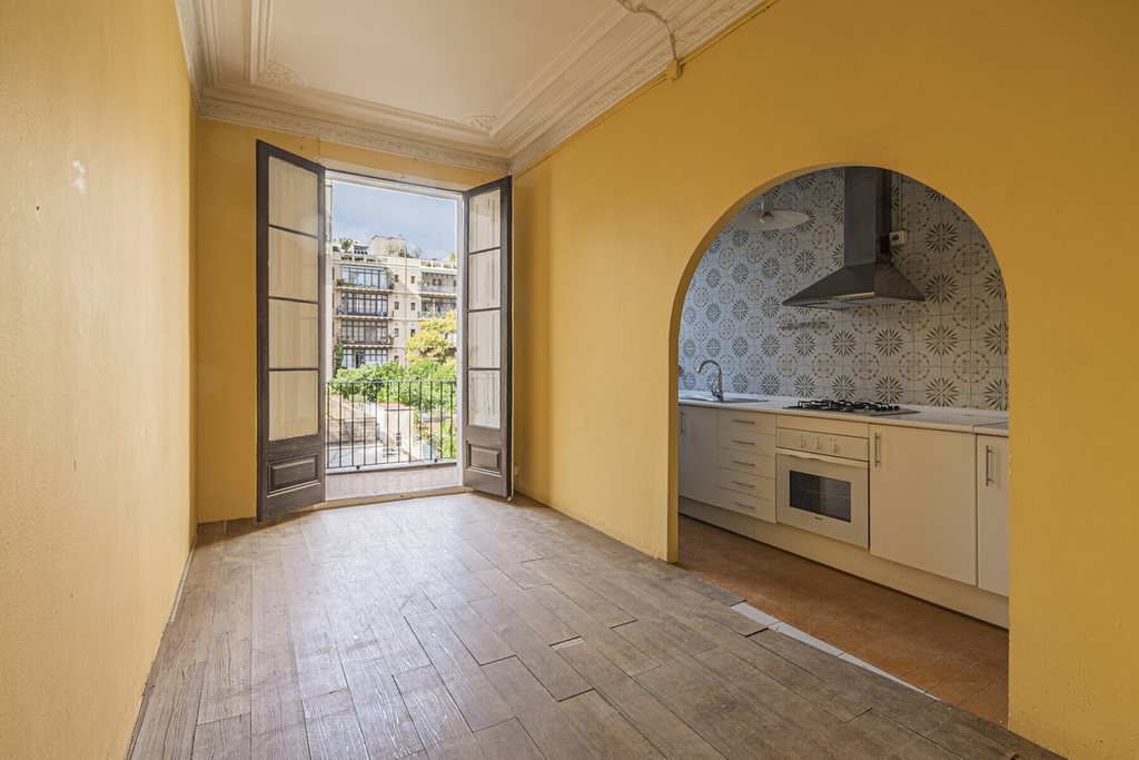 Historical apartment to renovate on prime location in Eixample