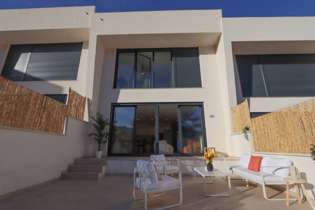 Modern house with luminous spaces and private garden in Sant Pere de Ribes