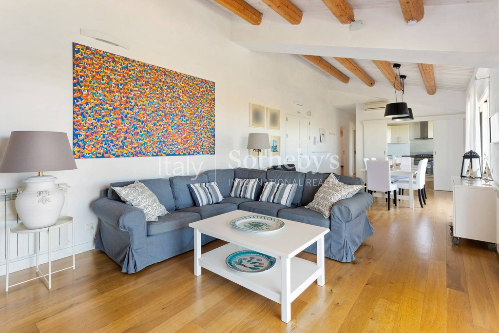 Stunning villa immersed in the countryside and overlooking the sea