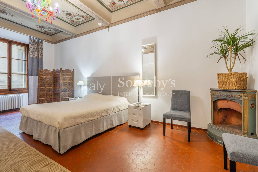 Frescoed Apartment in Historic Palazzo close to Piazza Santa Croce
