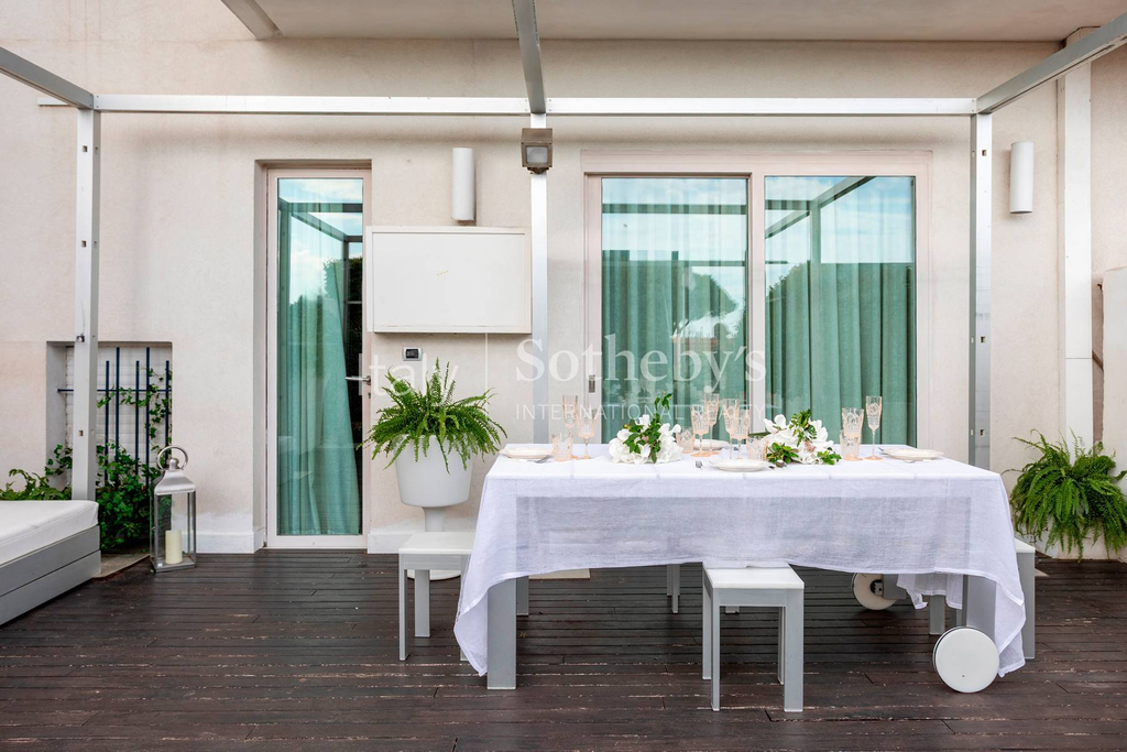 Elegant seafront property on the cliffs of Catania