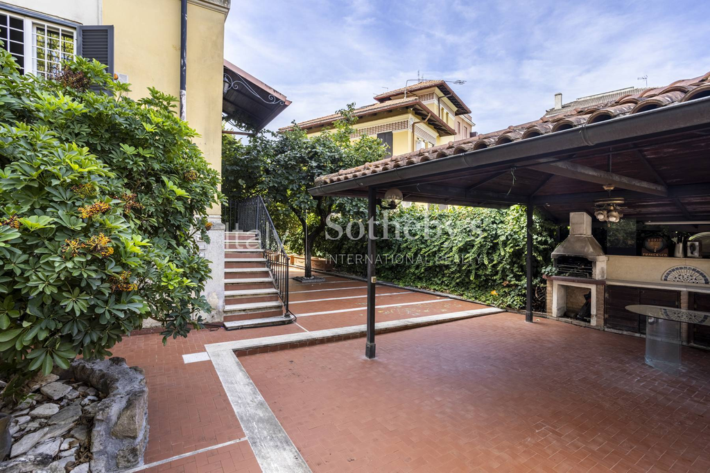 Elegant apartment with private garden