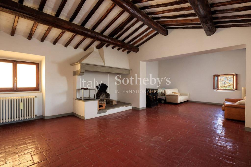 Ancient villa from the 1200s in a prestigious hilly area