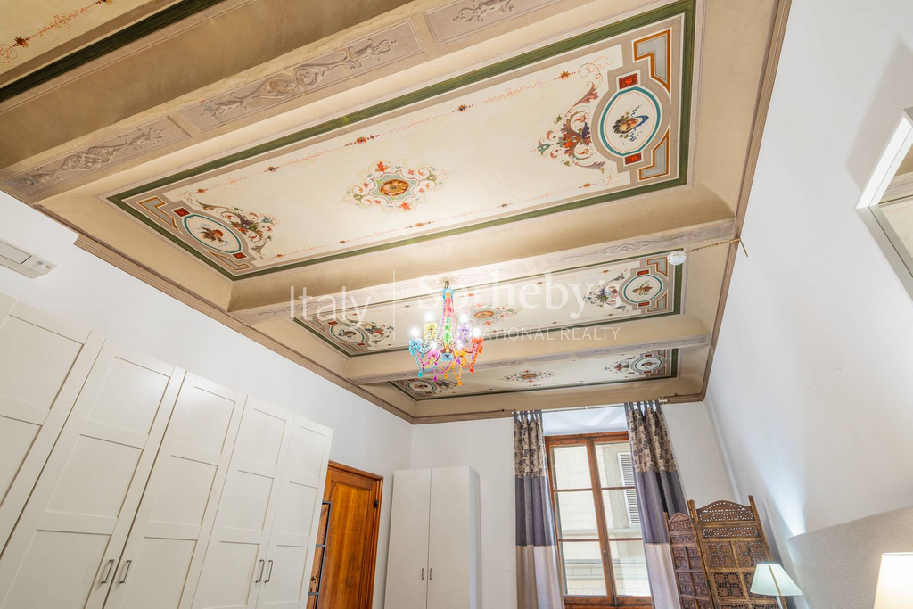 Frescoed Apartment in Historic Palazzo close to Piazza Santa Croce