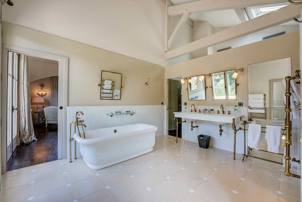 La Ferme Blanche at Cap d'Antibes – Luxurious bastide, guest house, and Mediter…