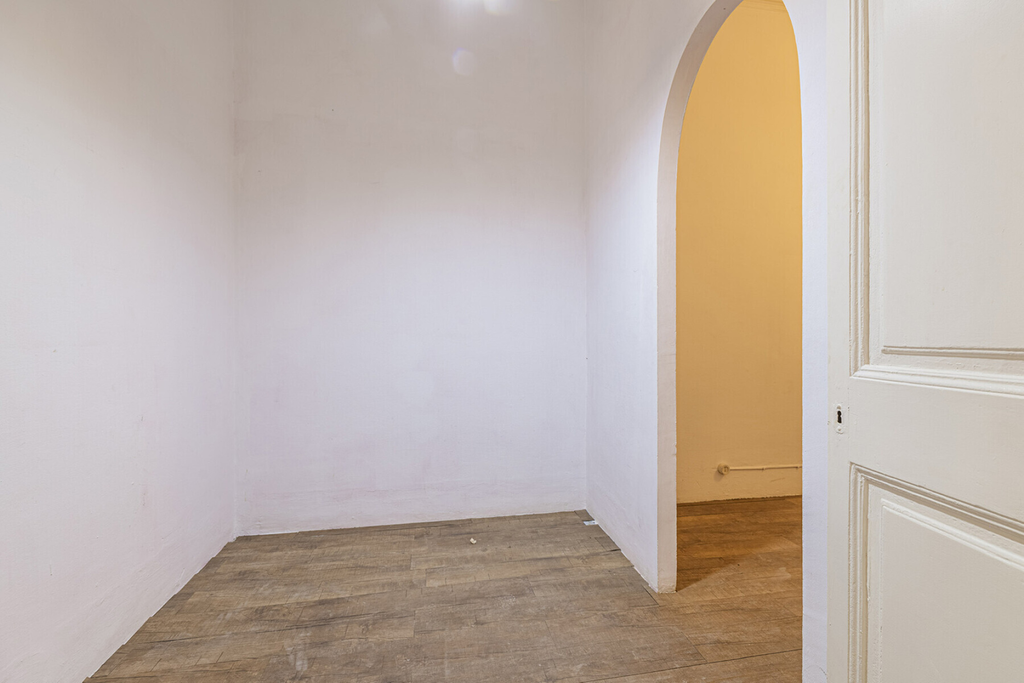 Historical apartment to renovate on prime location in Eixample