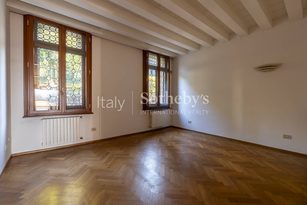 Historic townhouse with swimming pool garden panoramic terraces