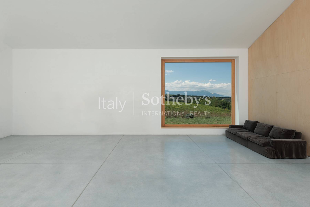 Contemporary villa with views of the Abruzzo mountains