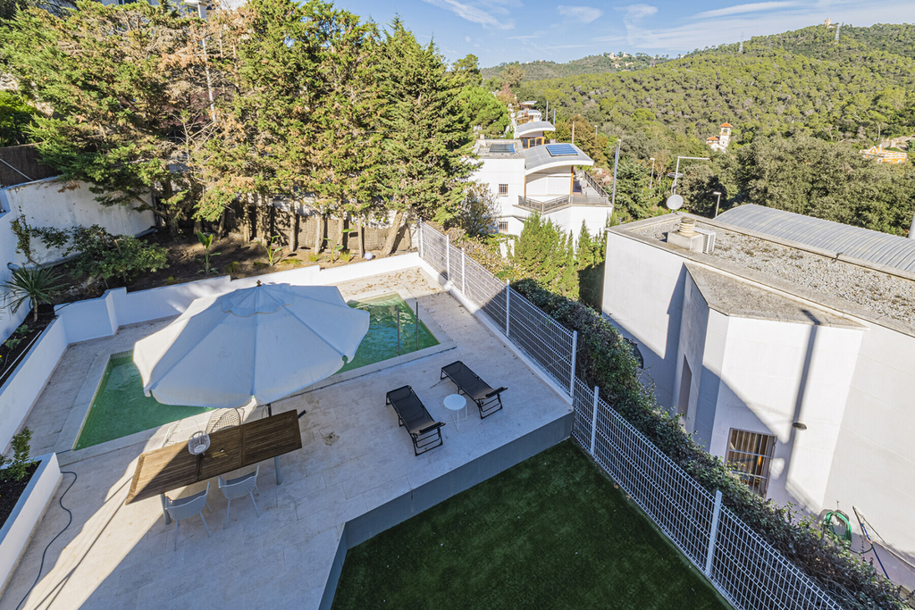 House in Vallvidrera with swimming pool and spectacular views of Tibidabo