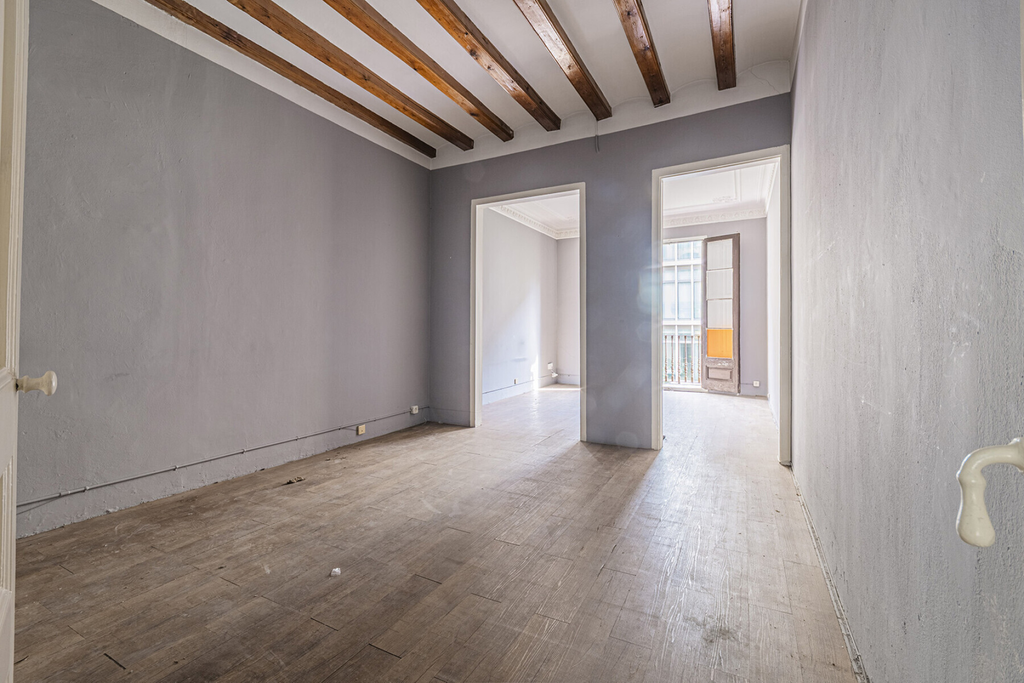 Historical apartment to renovate on prime location in Eixample