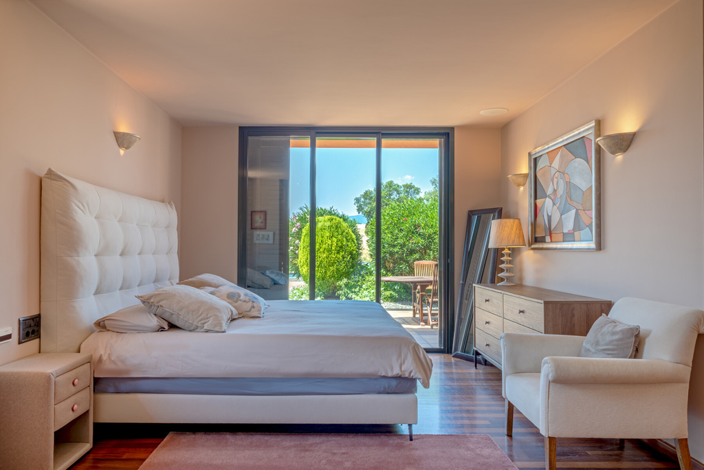 Elegant villa on the Torremirona golf course