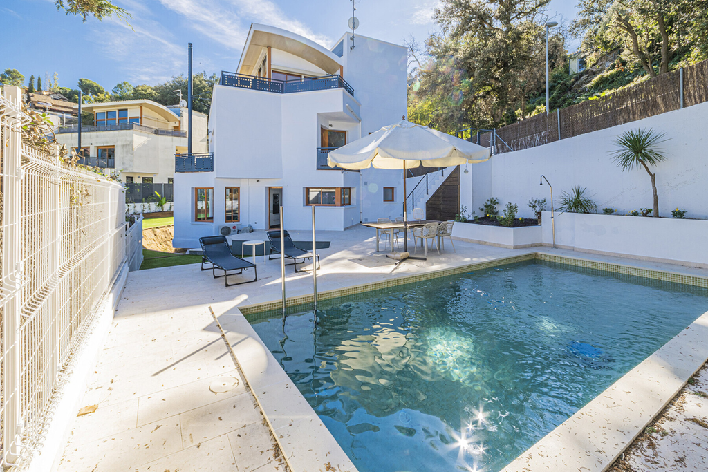 House in Vallvidrera with swimming pool and spectacular views of Tibidabo
