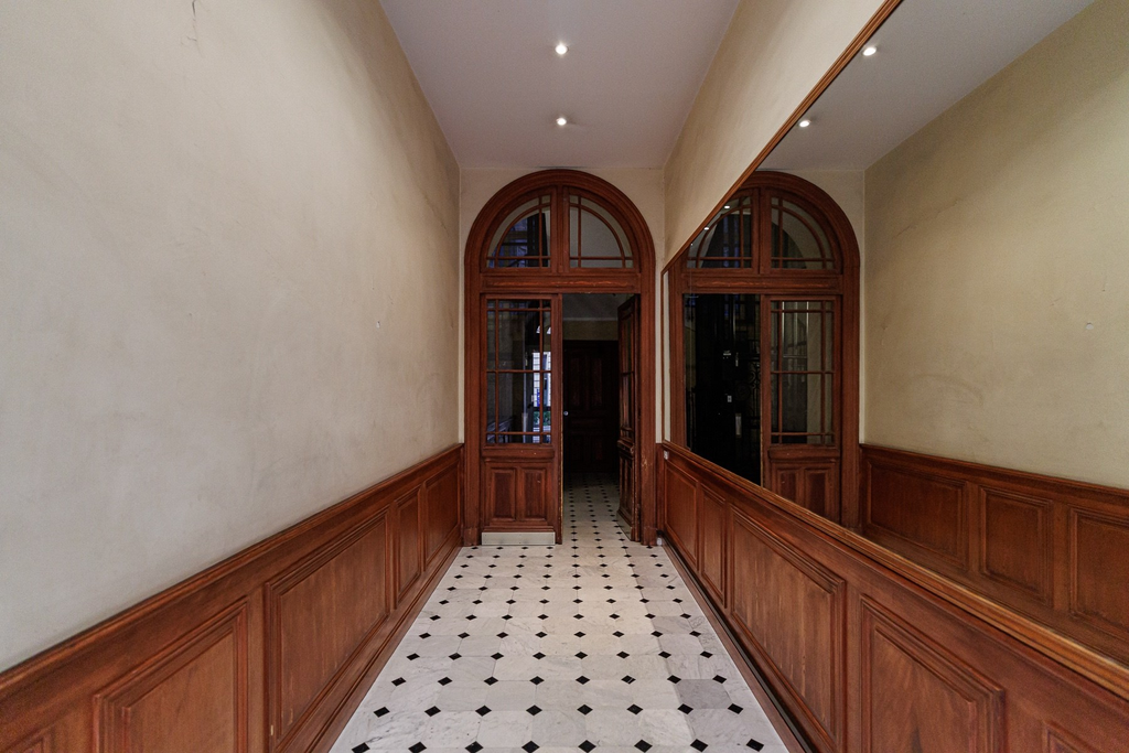 Nice Carré d'or, 300 sq.m floor plate in an elegant bourgeois building.