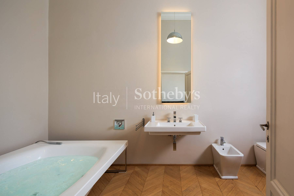 A refined and elegant apartment in heart of Florence