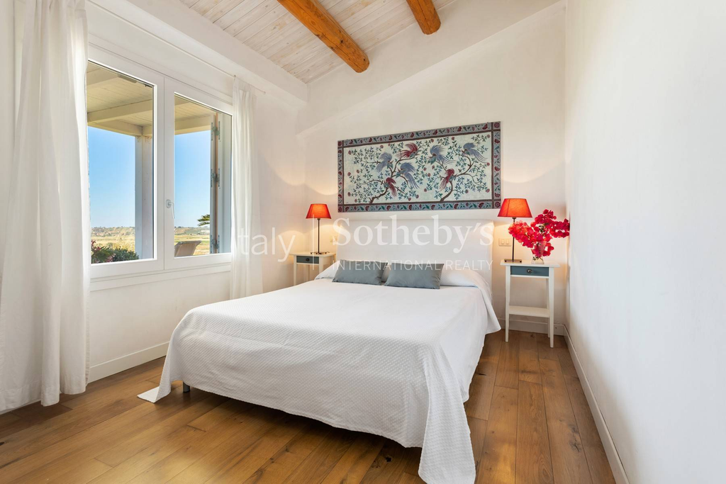 Stunning villa immersed in the countryside and overlooking the sea