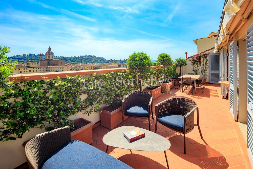 Stunning penthouse with panoramic views on the Lungarno