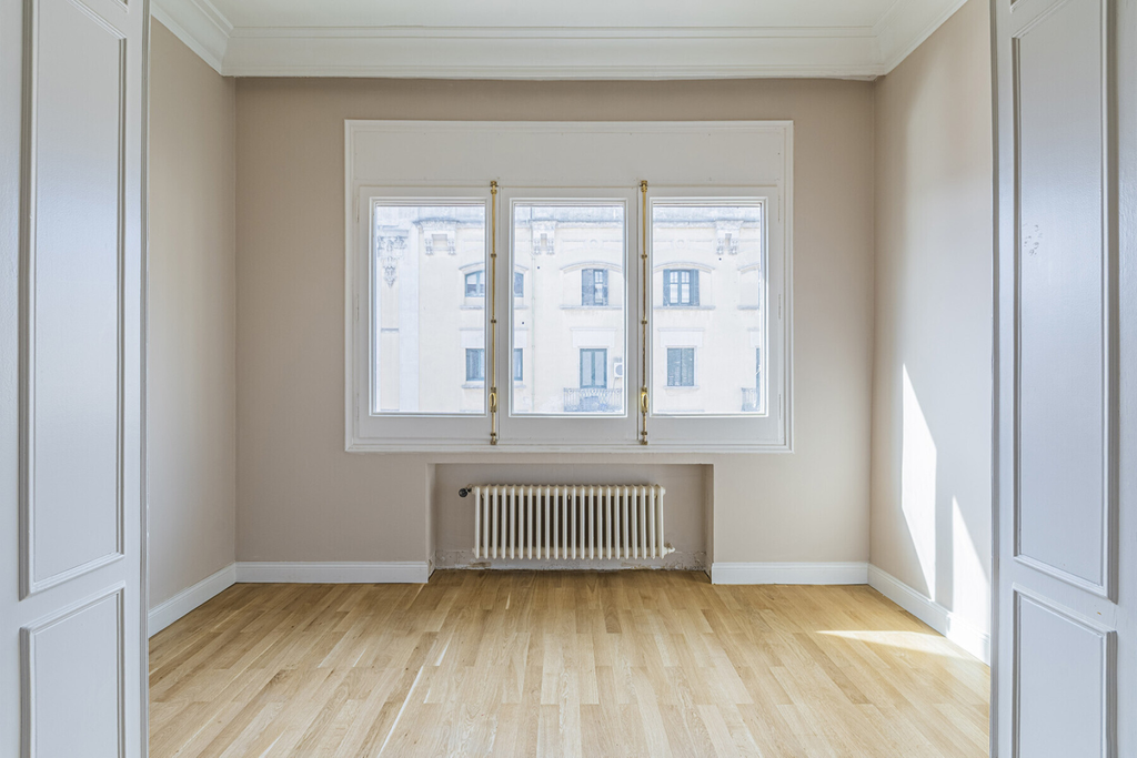 Renovated high-rise apartment in a stately building in Eixample.