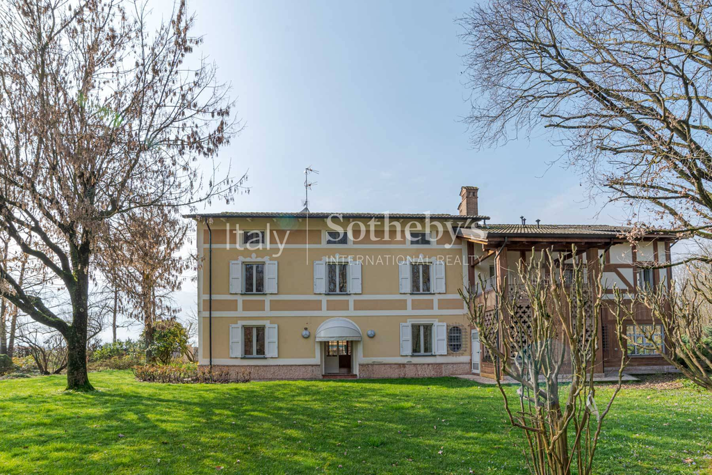 Private country villa with garden and private land