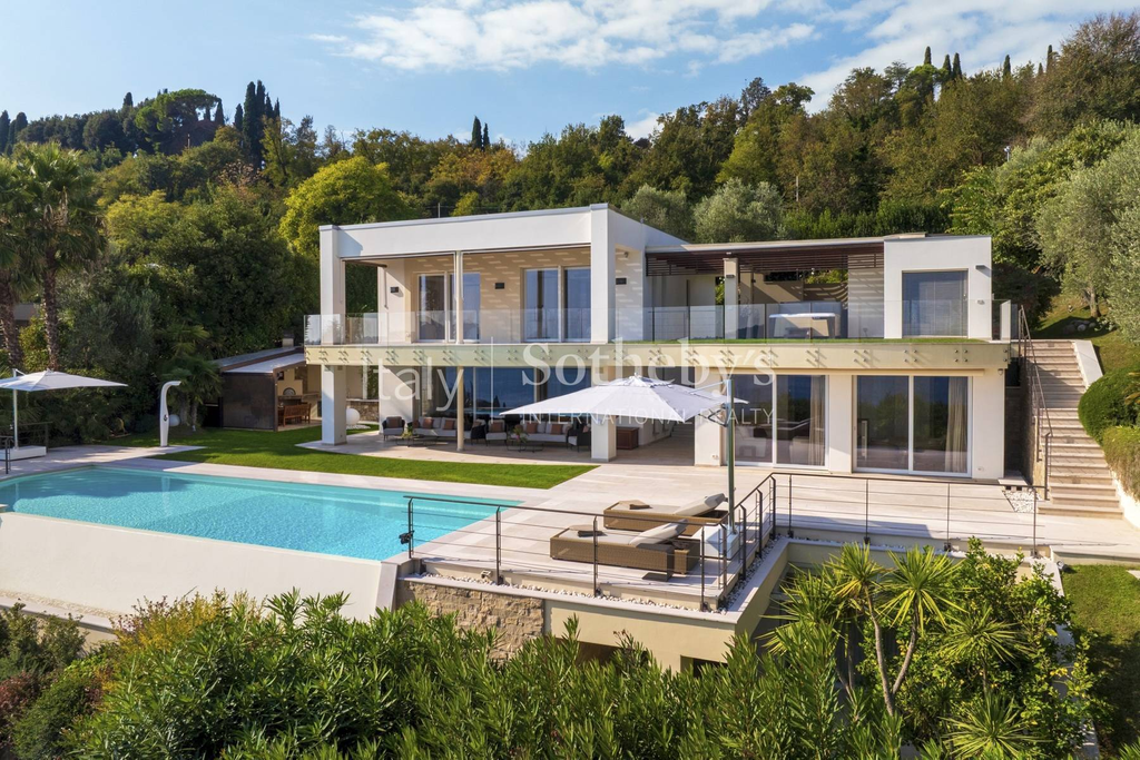 Prestigious villa with pool and panoramic views