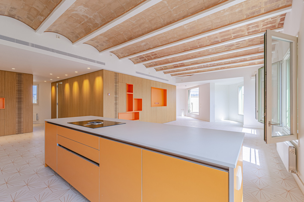 Bright apartment in luxury development in Eixample Dreta