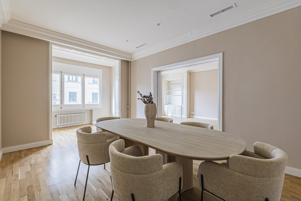 Renovated high-rise apartment in a stately building in Eixample.