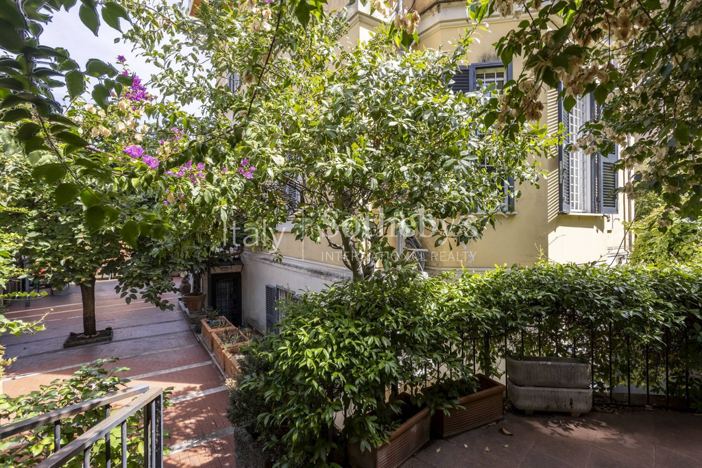 Elegant apartment with private garden