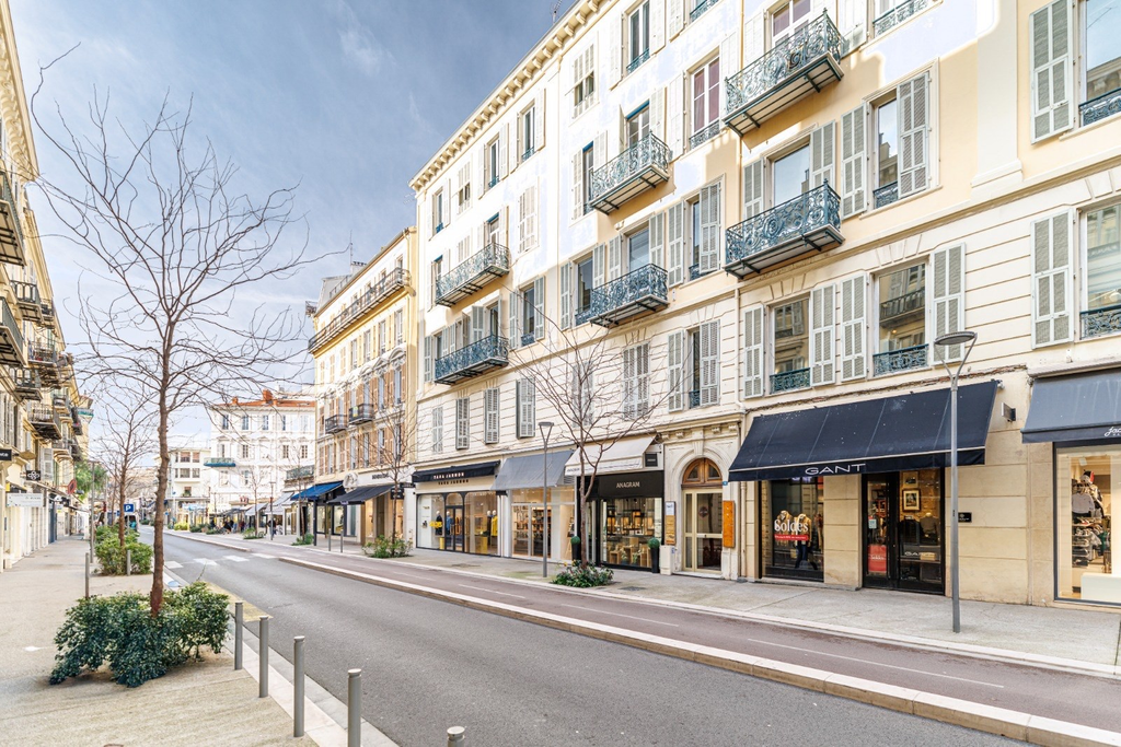 Nice Carré d'or, 300 sq.m floor plate in an elegant bourgeois building.