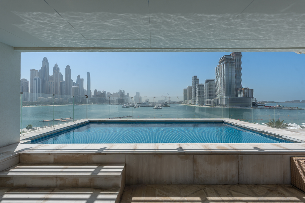 Refined Beachfront Apartment on Palm Jumeirah