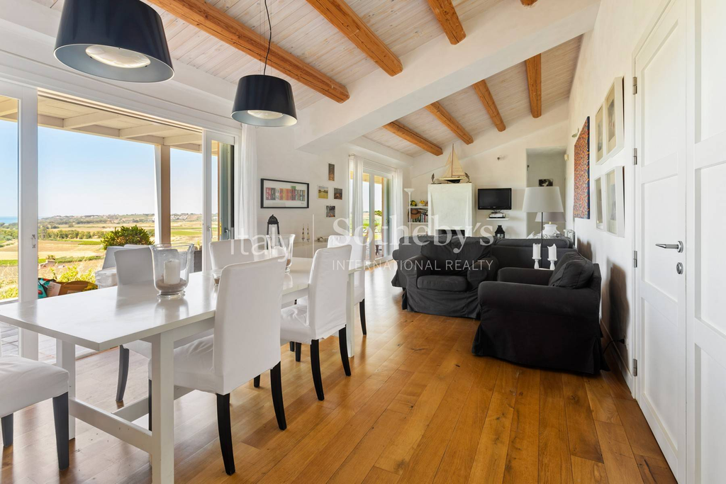 Stunning villa immersed in the countryside and overlooking the sea