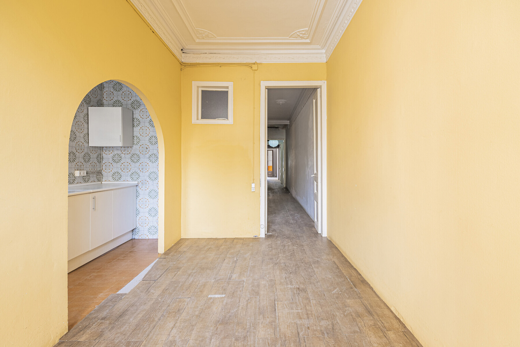 Historical apartment to renovate on prime location in Eixample