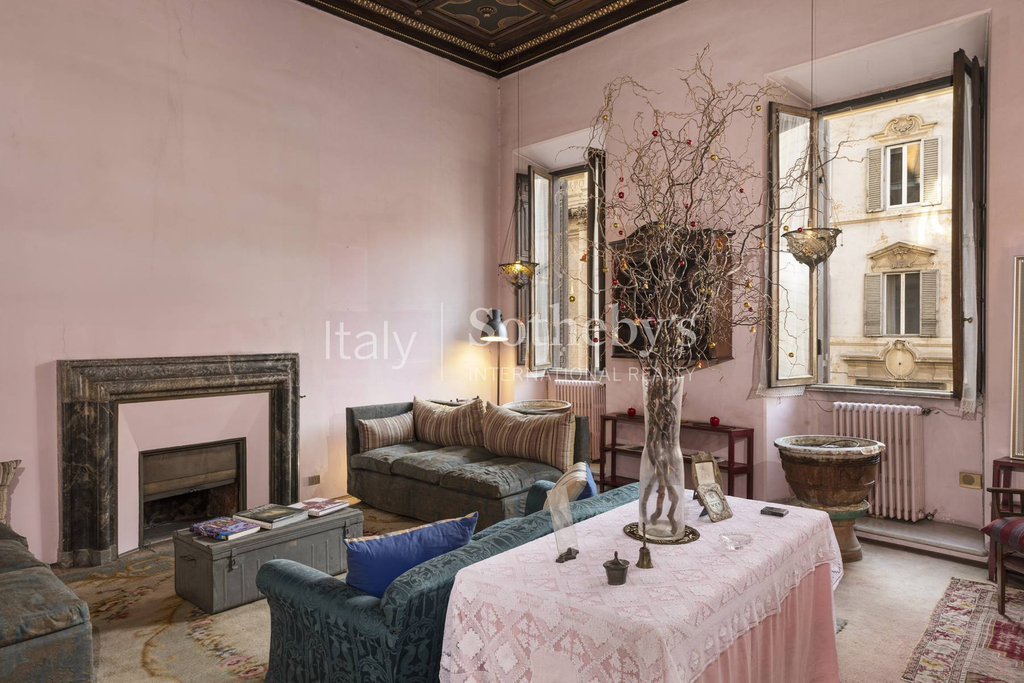 Apartment in noble palace in Piazza Campitelli
