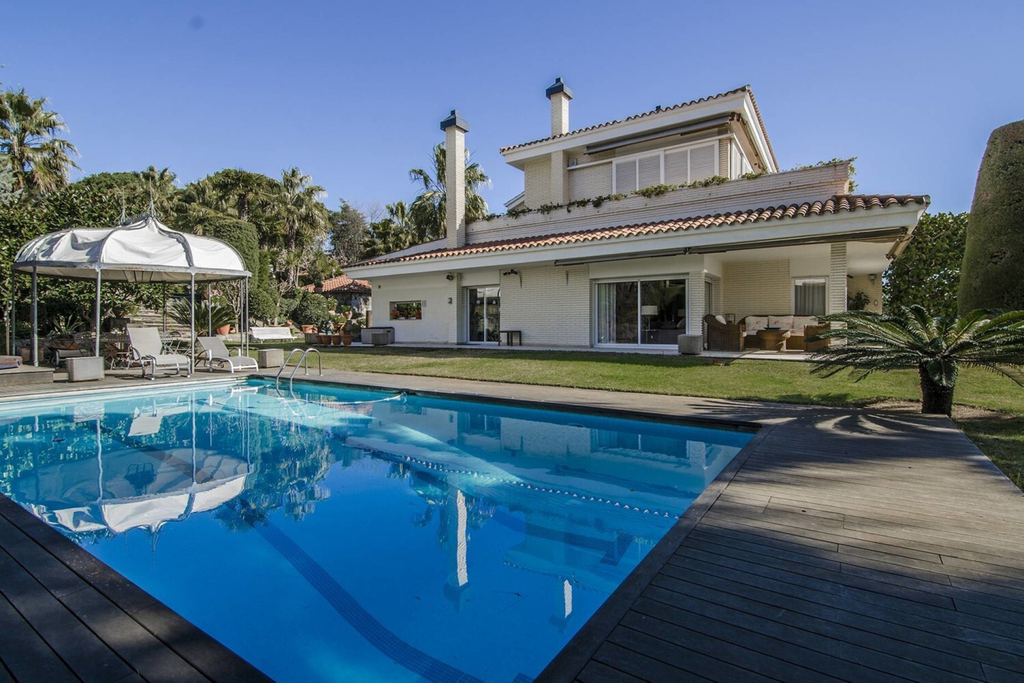 Garden Villa with Sea Views in Can Teixidó