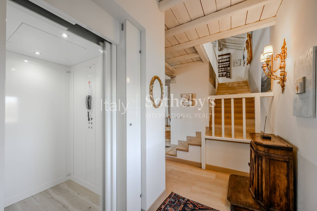 Prestigious farmhouse renovated with charm