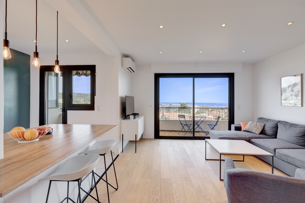 Пентхаус с панорамным видом на море в престижном районе Ле Канне рядом с Каннами