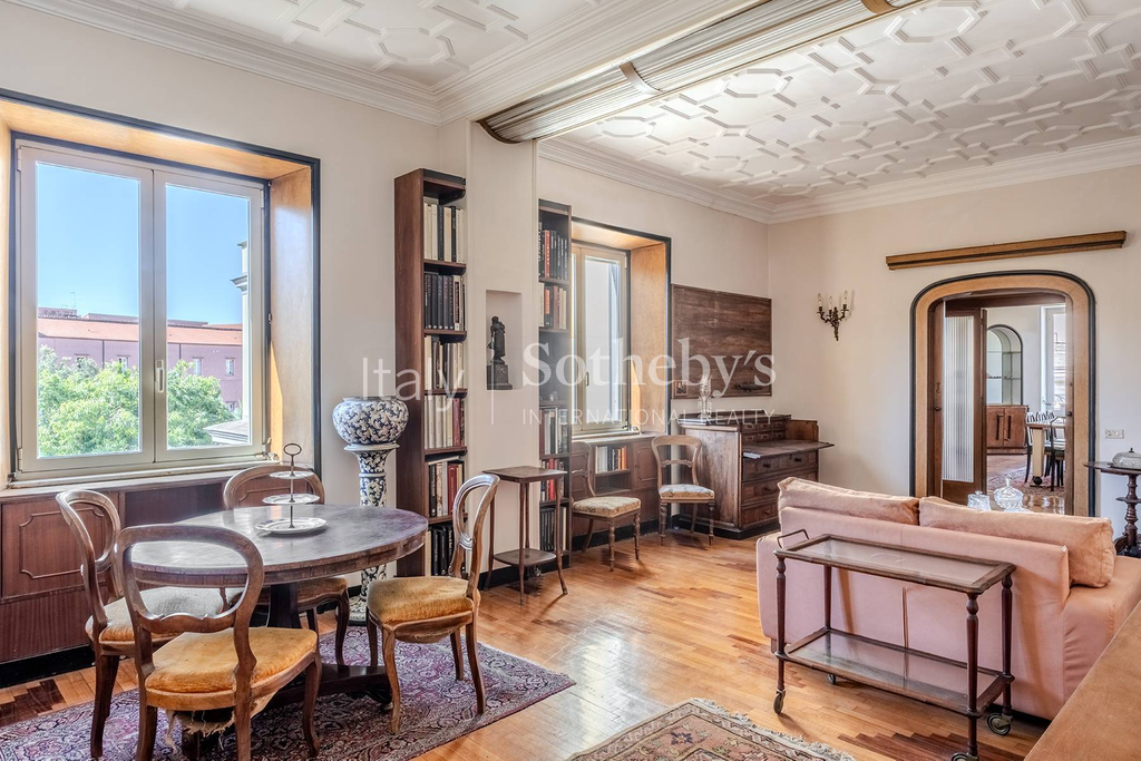 Charming penthouse in period building
