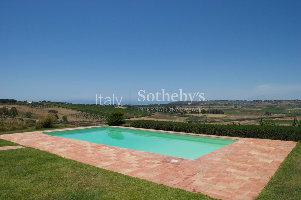 Stunning villa immersed in the countryside and overlooking the sea