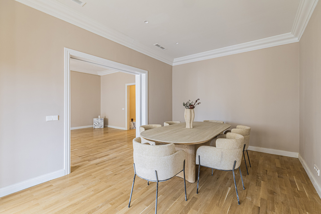Renovated high-rise apartment in a stately building in Eixample.