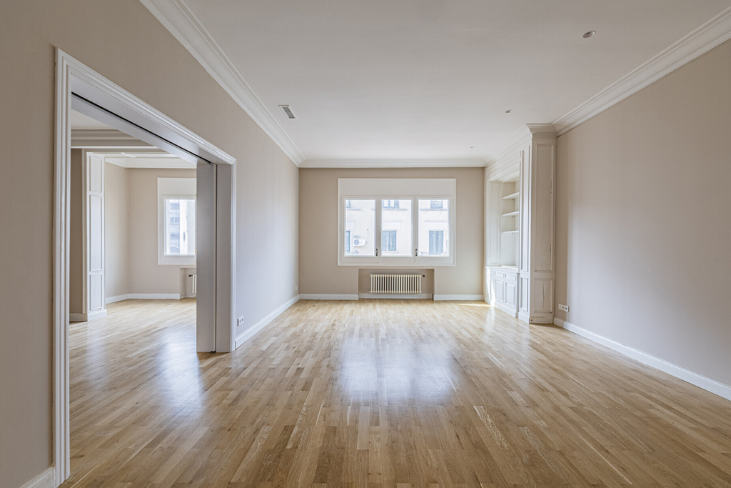 Renovated high-rise apartment in a stately building in Eixample.