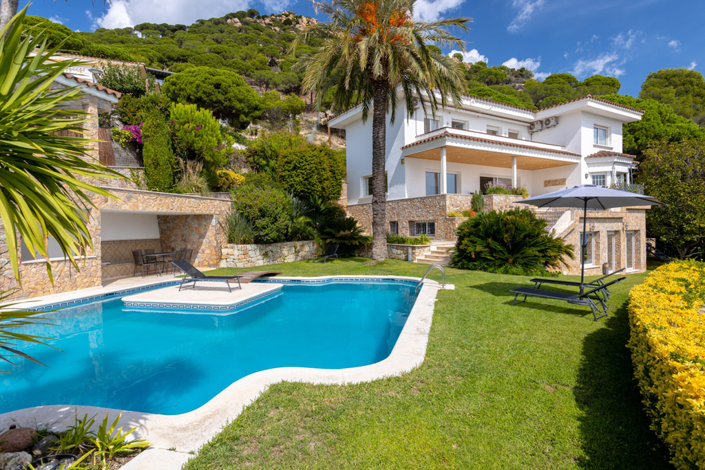 A Luxury Hideaway with Breathtaking Sea Views - Costa BCN