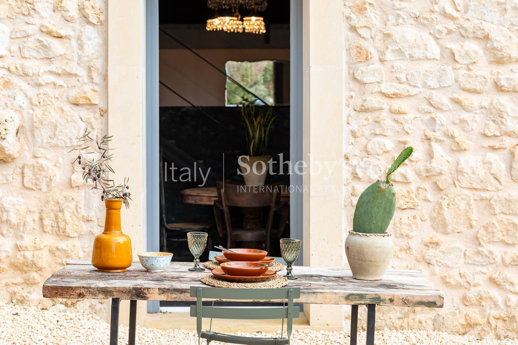Prestigious farmhouse nestled in the countryside of Noto