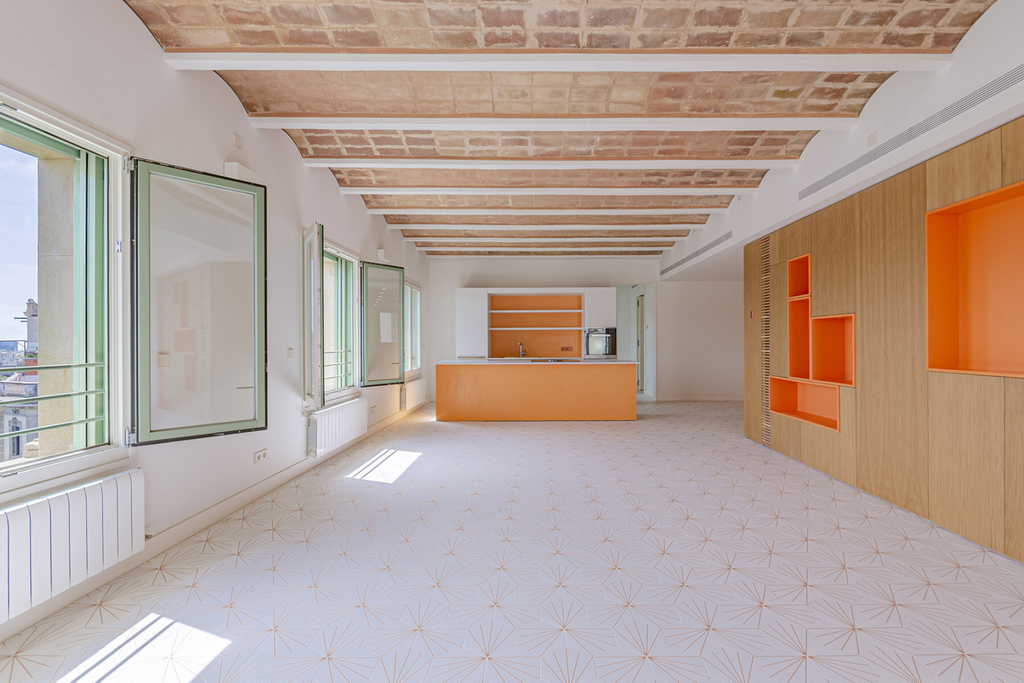 Bright apartment in luxury development in Eixample Dreta