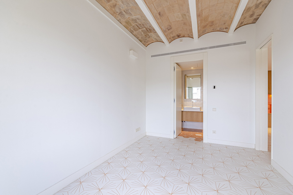 Bright apartment in luxury development in Eixample Dreta