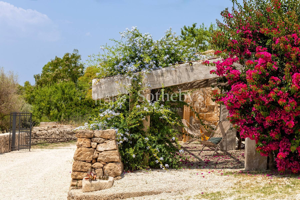 Historic farmhouse in the heart of the Vendicari Natural Reserve