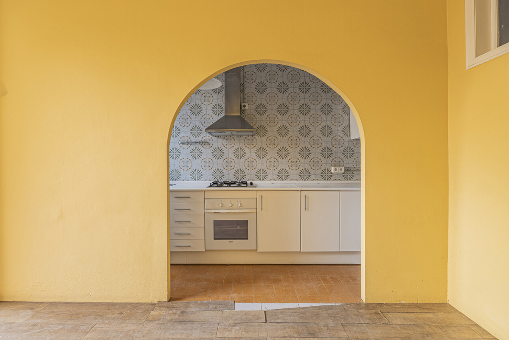 Historical apartment to renovate on prime location in Eixample