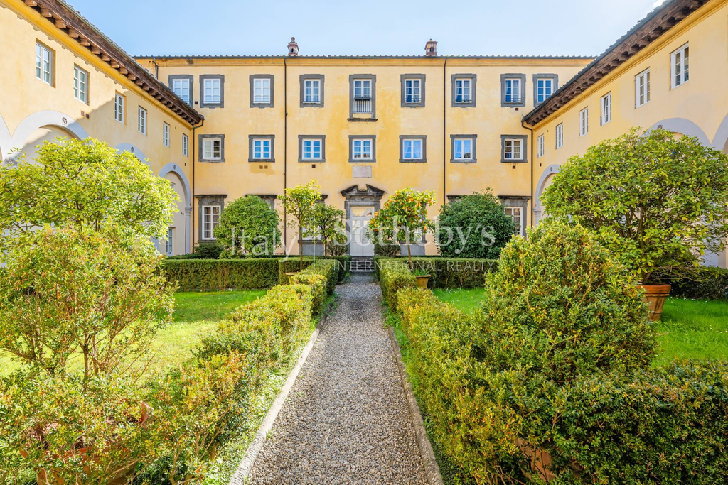 Elegant loft in historic building in Lucca
