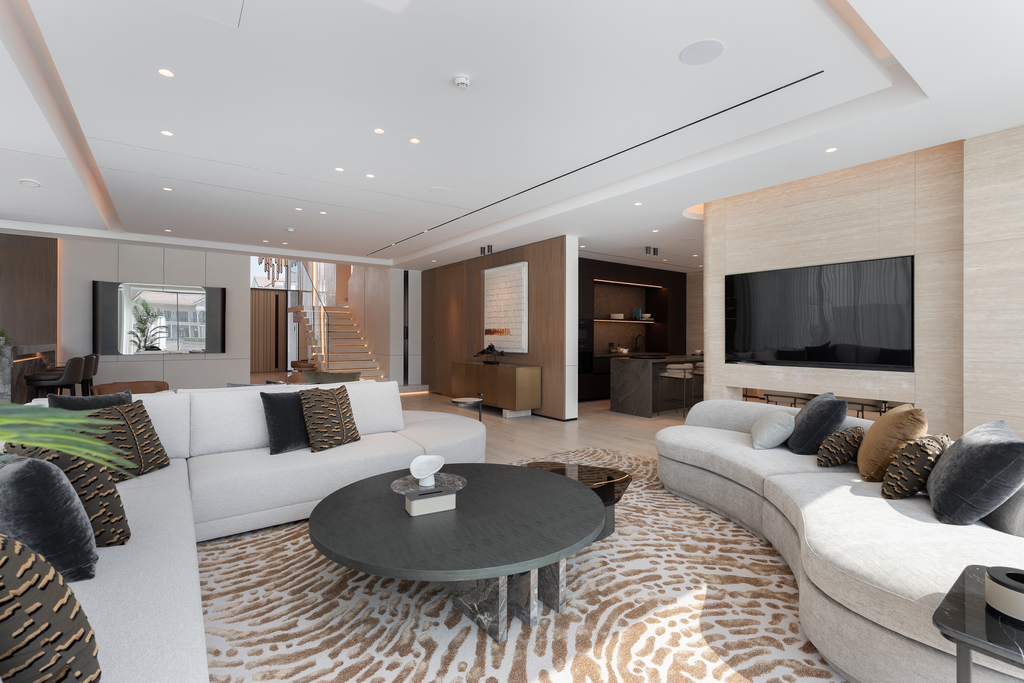 Fully-Upgraded Palm Jumeirah Villa With City Views