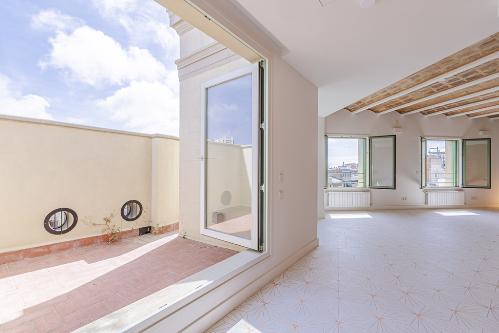Bright apartment in luxury development in Eixample Dreta