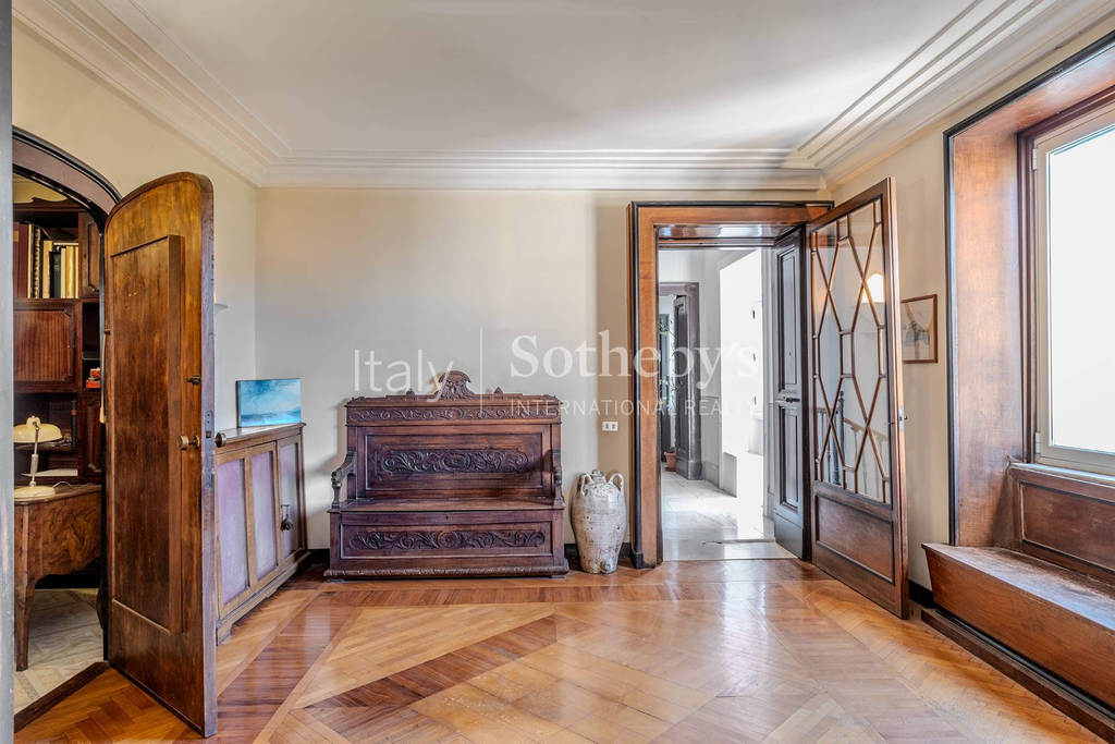 Charming penthouse in period building