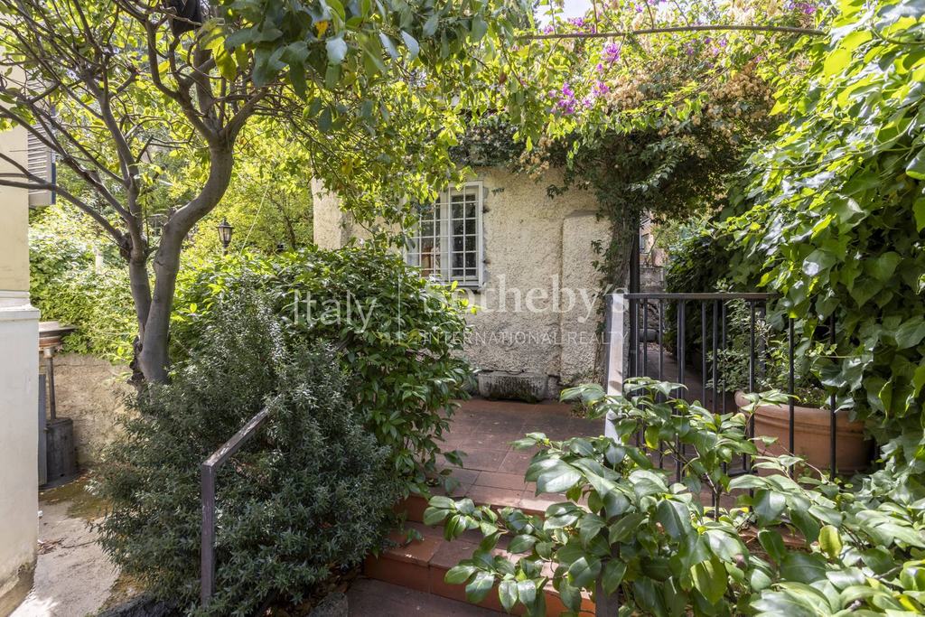 Elegant apartment with private garden