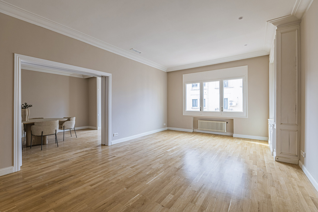 Renovated high-rise apartment in a stately building in Eixample.